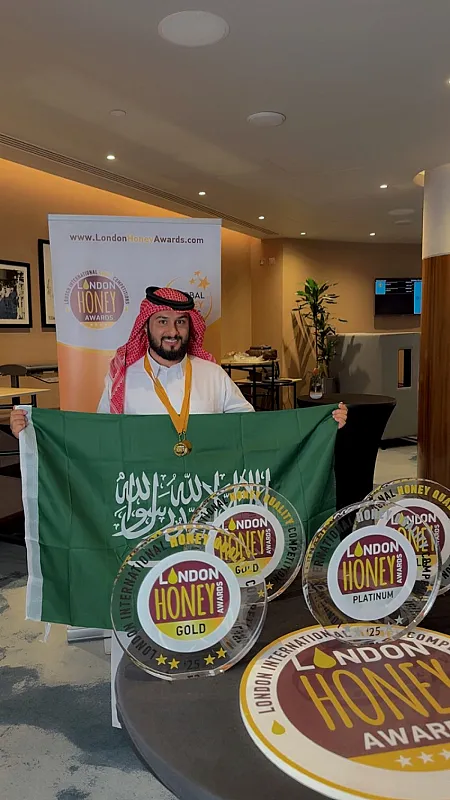 النحال نايف سعيد الغامدي مناحل مختلف ألوانه النموذجية – أول منحل نموذجي في الباحة