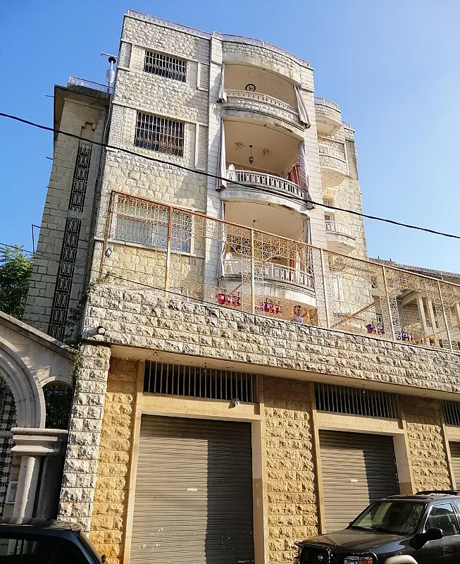 بناية من ٤ طوابق نصف مفروشة مع ٤ محلات في بحمدون عاليه للبيع