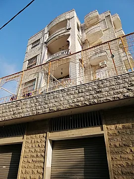 بناية من ٤ طوابق نصف مفروشة مع ٤ محلات في بحمدون عاليه للبيع