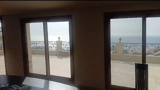 فيلا في عرمون كاشفة البحر بعيدة عن الأوتوستراد دقيقة واحدة