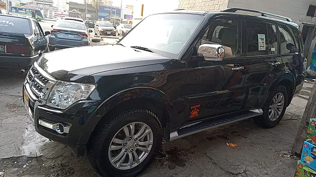 ايجار سيارة ميتسوبيشي باجيرو للرحالات البحرية