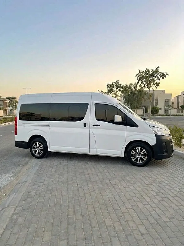 سافر بآمان واللمة في مكان إيجار تويوتا هاي إس 14 راكب