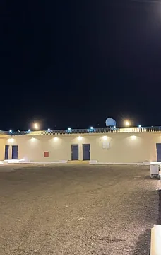 أكبر مجمع سكني شقق فندقيه غرف عزاب للاجار بيش صبيا محلة غوان